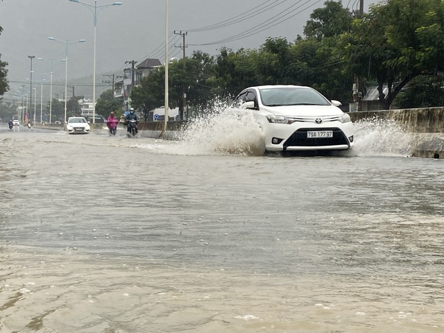 Khánh Hòa: Hồ Suối Dầu điều tiết nước, cảnh báo ngập tại nhiều địa phương - Ảnh 1.