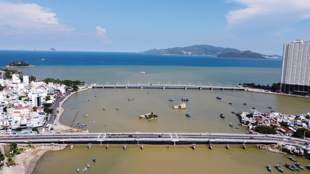 Vừa đưa vào khai thác, vỉa hè cầu Xóm Bóng, TP.Nha Trang đã bị bong tróc - Ảnh 1.