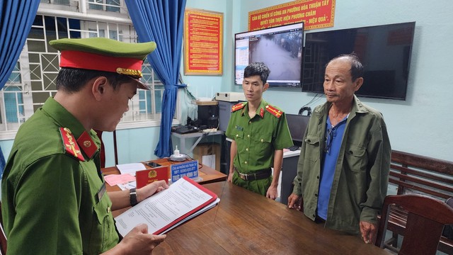Bắt cựu cán bộ cảng hàng không lừa đảo xin việc vào sân bay Đà Nẵng - Ảnh 1.