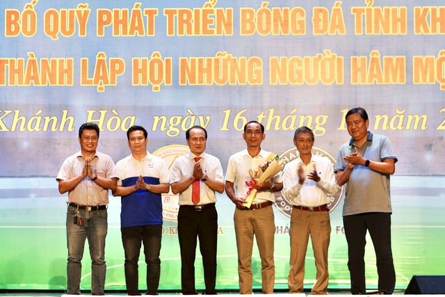 Chủ tịch Khánh Hòa hứa thưởng 100 triệu cho mỗi trận thắng của đội bóng tỉnh nhà - Ảnh 2.