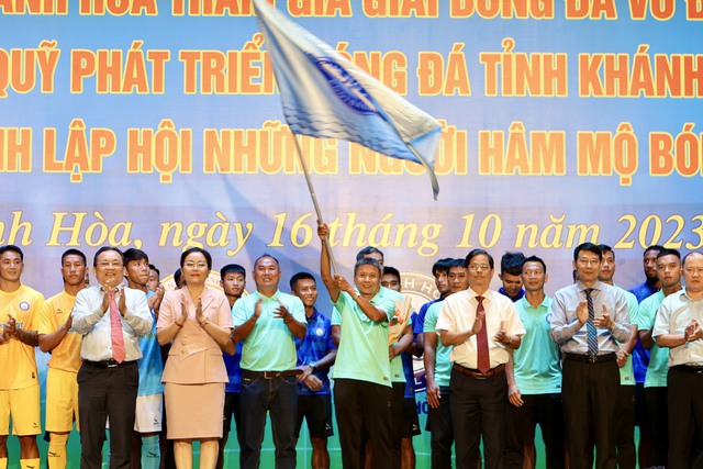 Chủ tịch Khánh Hòa hứa thưởng 100 triệu cho mỗi trận thắng của đội bóng tỉnh nhà - Ảnh 1.