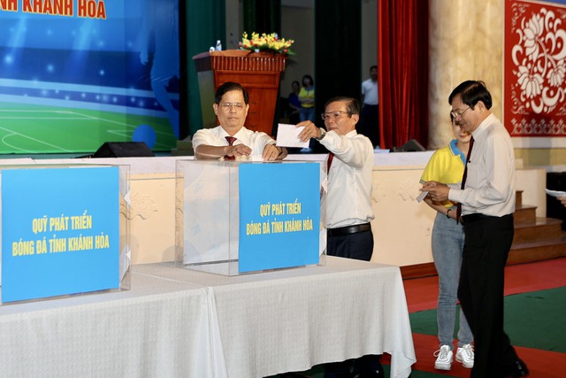 Chủ tịch Khánh Hòa hứa thưởng 100 triệu cho mỗi trận thắng của đội bóng tỉnh nhà - Ảnh 3.