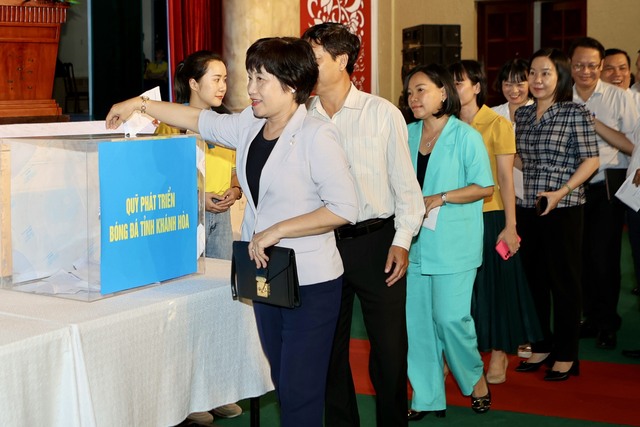 Chủ tịch Khánh Hòa hứa thưởng 100 triệu cho mỗi trận thắng của đội bóng tỉnh nhà - Ảnh 5.