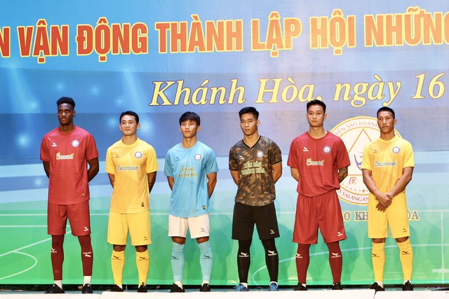 Chủ tịch Khánh Hòa hứa thưởng 100 triệu cho mỗi trận thắng của đội bóng tỉnh nhà - Ảnh 7.