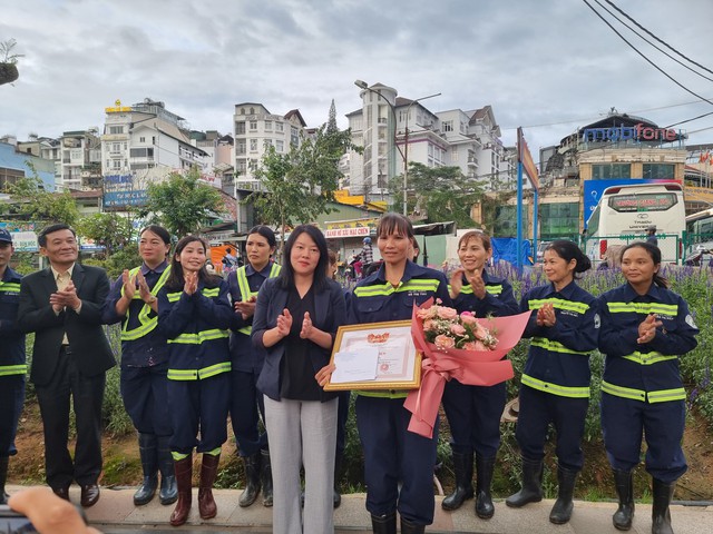 TP.Đà Lạt khen thưởng nữ lao công nhặt được 4.700USD trả lại cho chính chủ - Ảnh 1.