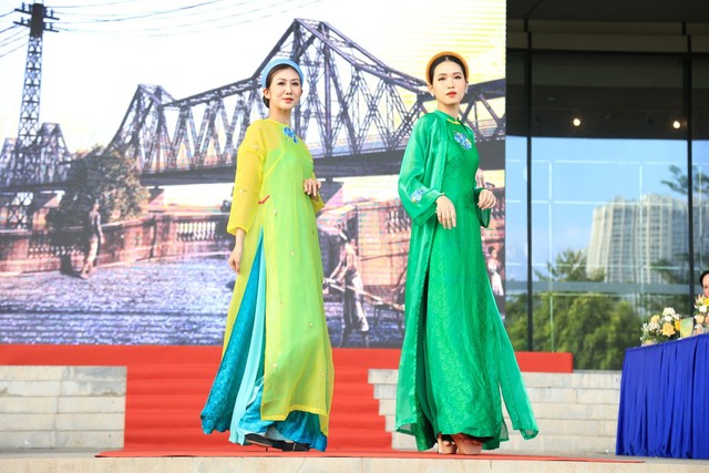Tôn vinh nét đẹp áo dài truyền thống trong lễ hội Áo dài du lịch Hà Nội  - Ảnh 3.