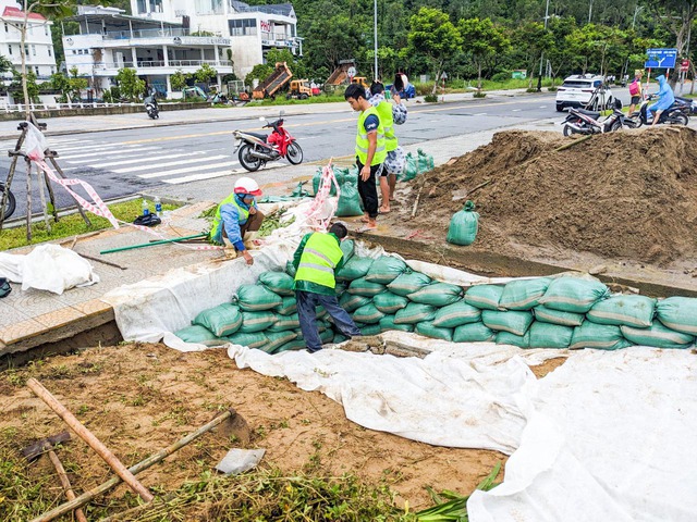 Mưa lũ Đà Nẵng: Hạ tầng giao thông bị hư hại, phong tỏa nhiều tuyến đường - Ảnh 1.