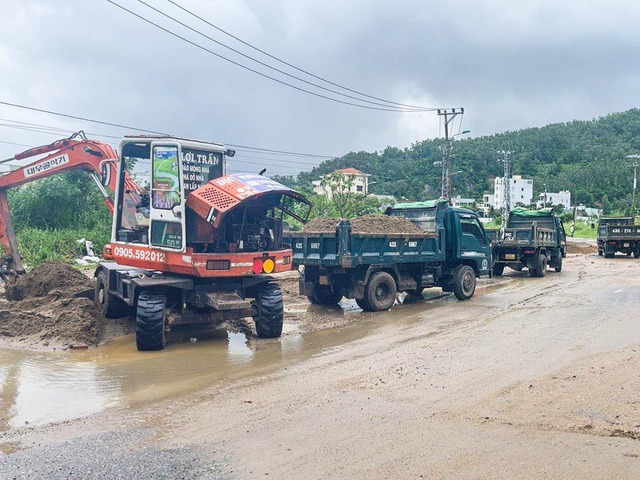 Mưa lũ Đà Nẵng: Hạ tầng giao thông bị hư hại, phong tỏa nhiều tuyến đường - Ảnh 2.