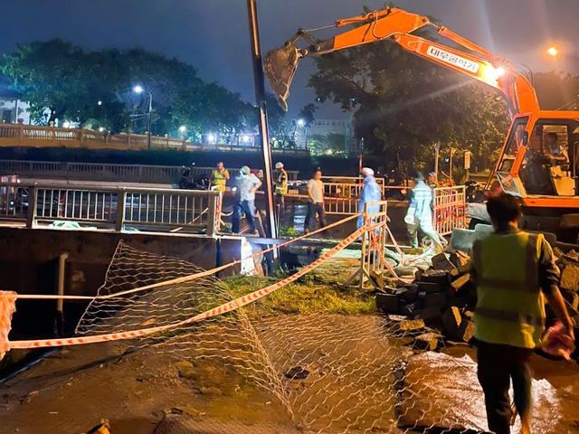 Mưa lũ Đà Nẵng: Hạ tầng giao thông bị hư hại, phong tỏa nhiều tuyến đường - Ảnh 5.