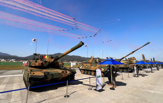 Hàn Quốc khai mạc triển lãm quốc phòng lớn kỷ lục, thúc đẩy xuất khẩu vũ khí - Ảnh 1.
