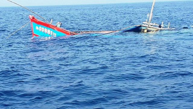 Hai tàu cá cùng gần 100 ngư dân Quảng Nam bị lốc xoáy đánh chìm trên biển - Ảnh 1.