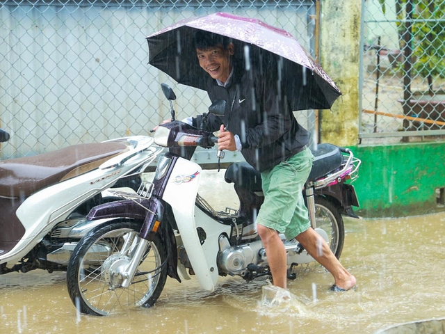 Sinh viên sửa xe máy miễn phí cho người dân vùng ngập lụt - Ảnh 2.