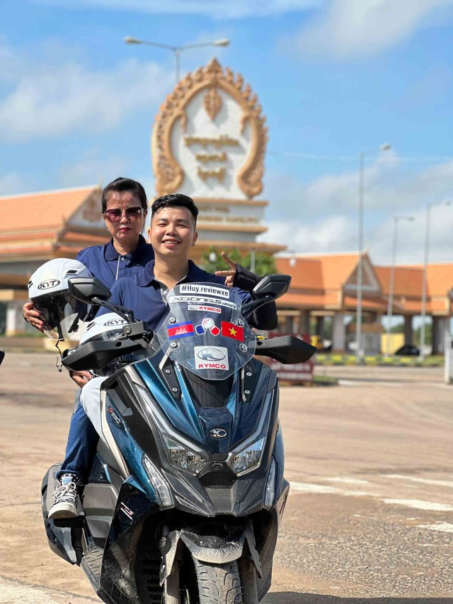 Chuyến phượt xe máy hơn 1.000 km của mẹ và con trai  - Ảnh 1.