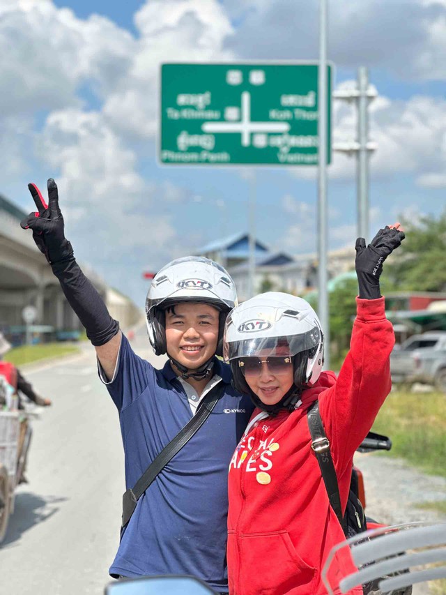 Chuyến phượt xe máy hơn 1.000 km của mẹ và con trai  - Ảnh 2.