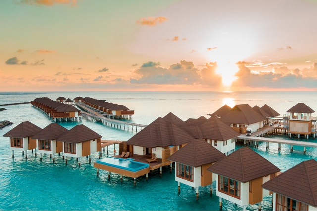 Du khách tận hưởng bãi biển tại Maldives