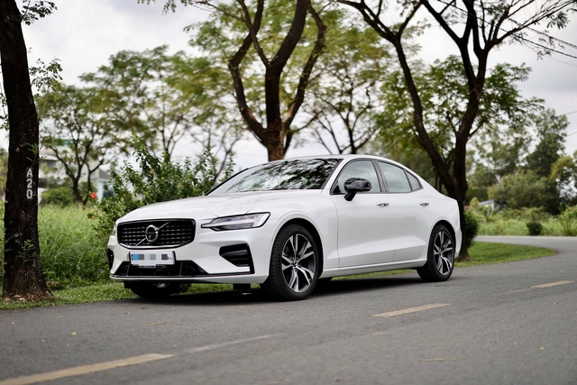 Volvo S60 '2 cầu' bán lại giá rẻ hơn Toyota Camry mới   - Ảnh 1.