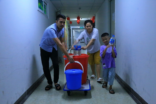 Nước nhiễm E.coli, khuyến cáo 16.000 dân khu đô thị Thanh Hà không dùng để ăn uống - Ảnh 1.