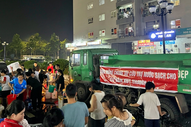 Cứu tế nước sạch cho hàng nghìn cư dân khu đô thị Thanh Hà trong đêm - Ảnh 1.