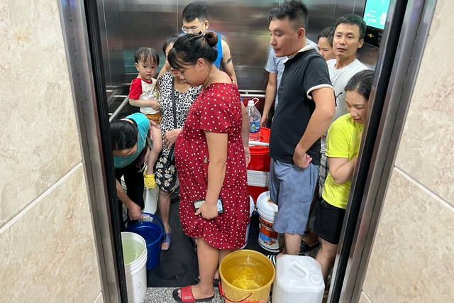 Vụ cư dân 'khát' nước sạch: Hà Nội kiểm tra việc xây trạm cấp nước - Ảnh 1.