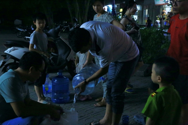 Cứu tế nước sạch cho hàng nghìn cư dân khu đô thị Thanh Hà trong đêm - Ảnh 5.