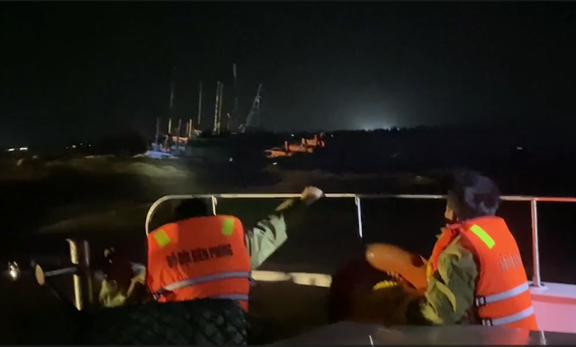 Quảng Bình: Xuyên đêm cứu thành công 10 ngư dân Quảng Ngãi bị chìm tàu trên biển - Ảnh 2.