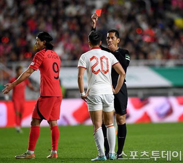 Hành động đẹp của Son Heung-min khi trọng tài rút thẻ đỏ với Việt Anh - Ảnh 1.