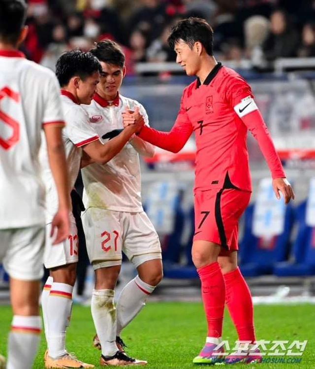 Hành động đẹp của Son Heung-min khi trọng tài rút thẻ đỏ với Việt Anh - Ảnh 2.