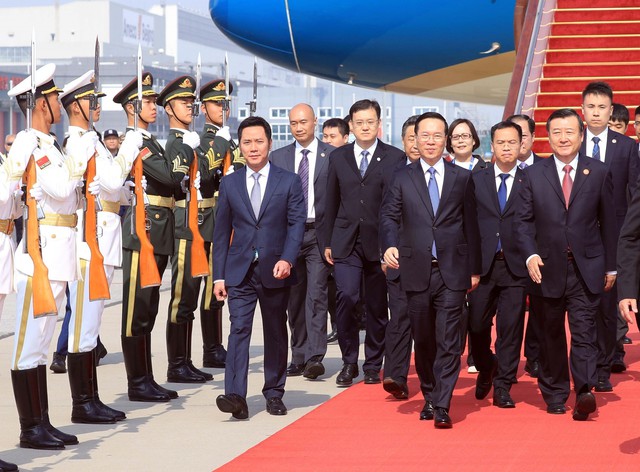 Chủ tịch nước đến Bắc Kinh, bắt đầu tham dự Diễn đàn Vành đai và Con đường - Ảnh 1.