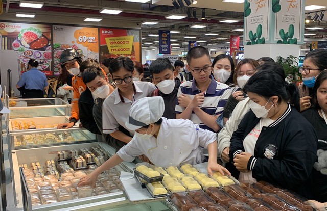 Tại sao bánh custard lại trở nên ‘hot trend’, bạn trẻ chen nhau chờ mua? - Ảnh 2. Tại sao bánh custard lại trở nên ‘hot trend’, bạn trẻ chen nhau chờ mua? - Ảnh 2.