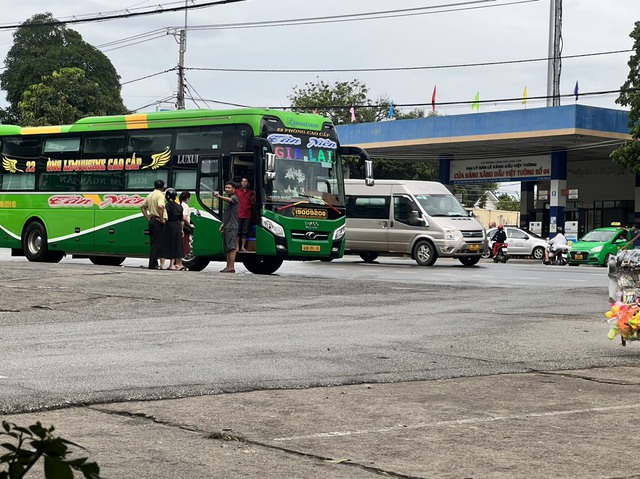 Nhiều nhà xe tự ý đón trả khách trong trung tâm thành phố Kon Tum - Ảnh 2.