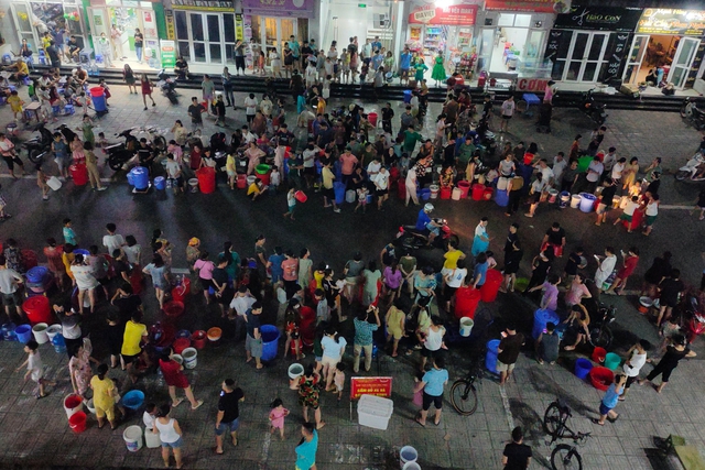 Cứu tế nước sạch cho hàng nghìn cư dân khu đô thị Thanh Hà trong đêm - Ảnh 2.