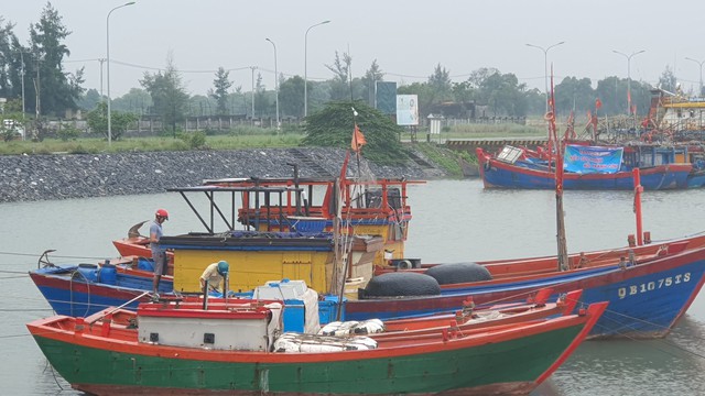 Dự báo ảnh hưởng bão số 5, người dân Quảng Bình lên phương án phòng chống - Ảnh 1.