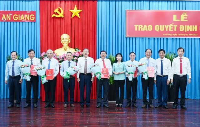 An Giang: Trao quyết định điều động Giám đốc Sở Giao thông về làm bí thư huyện - Ảnh 1.