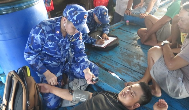 13 người mất tích ở Trường Sa: Nhiều ngư dân bị đau phải sơ cứu khẩn cấp - Ảnh 1.