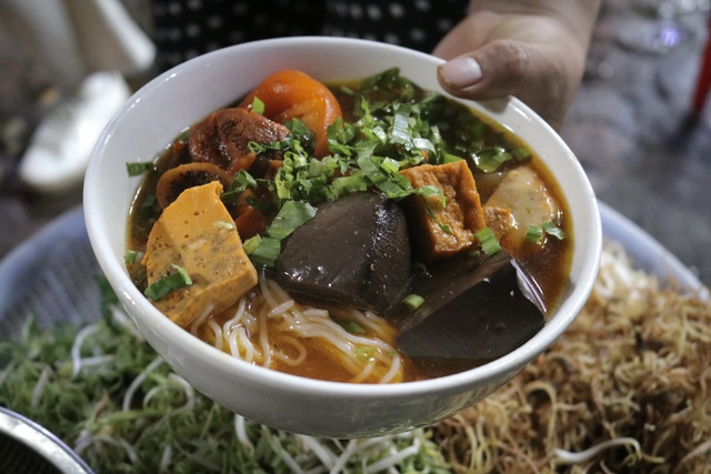 Bà cụ tần tảo bán bún riêu nuôi ba người cháu - Ảnh 3. Bà cụ tần tảo bán bún riêu nuôi ba người cháu - Ảnh 3.