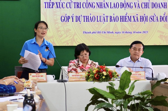 'Các đại biểu vào nhà máy tìm thử, hầu như không có công nhân nào 50 tuổi' - Ảnh 3. 'Các đại biểu vào nhà máy tìm thử, hầu như không có công nhân nào 50 tuổi' - Ảnh 3.