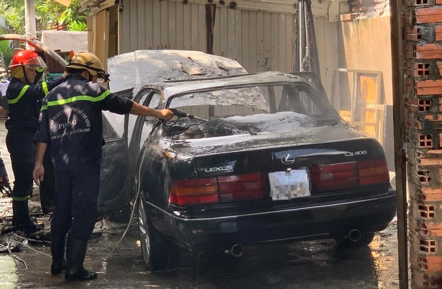 Cháy xe ô tô Lexus đậu trong hẻm, khu dân cư nháo nhào - Ảnh 2.