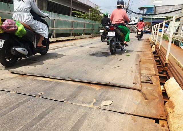 Bạn đọc viết: Những tấm sắt nguy hiểm trên cầu tạm - Ảnh 1. Bạn đọc viết: Những tấm sắt nguy hiểm trên cầu tạm - Ảnh 1.