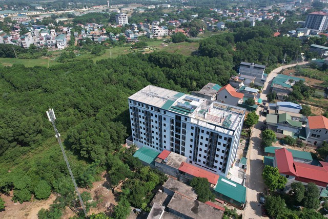 'Cắt ngọn' 5 tầng của chung cư mini sai phép ở Hà Nội - Ảnh 1.