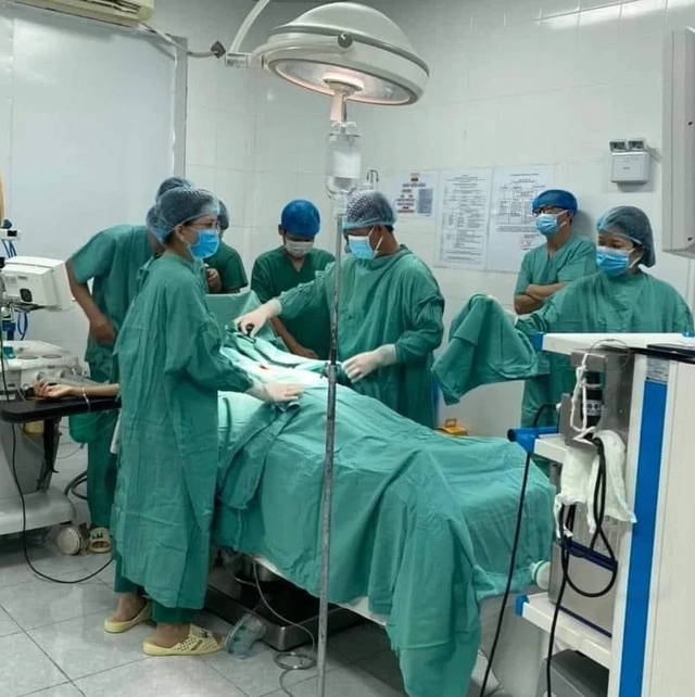 Cà Mau: Trung tâm Y tế huyện cứu mẹ lẫn con sản phụ bị vỡ tử cung  - Ảnh 1.