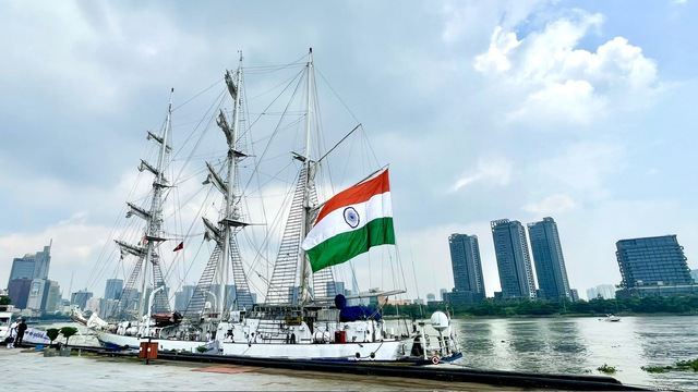 Con tàu đặc biệt của Hải quân Ấn Độ thăm TP.HCM - Ảnh 1.