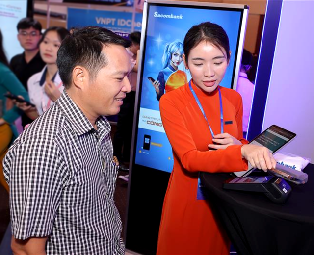 Khách hàng trải nghiệm các sản phẩm ngân hàng số của Sacombank. Khách hàng trải nghiệm các sản phẩm ngân hàng số của Sacombank.