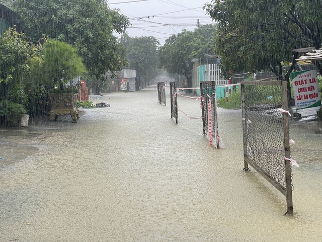 Thừa Thiên – Huế: Mưa lớn trở lại khiến nhiều nơi ngập lụt, sạt lở đất... - Ảnh 2.