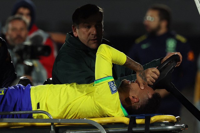 Neymar bật khóc khi dính chấn thương nặng, đội tuyển Brazil thua đậm Uruguay - Ảnh 1.