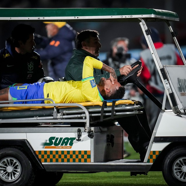 Neymar bật khóc khi dính chấn thương nặng, đội tuyển Brazil thua đậm Uruguay - Ảnh 2.