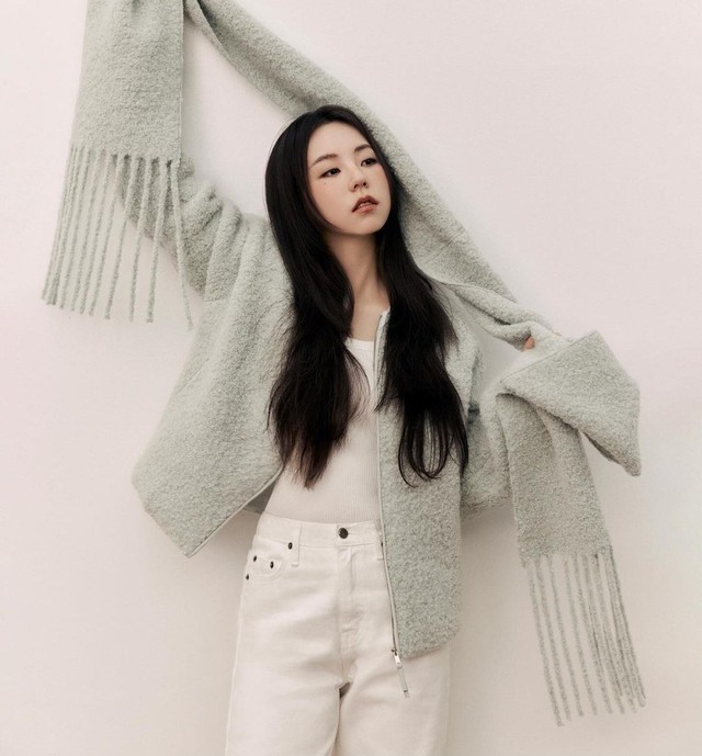 Denim là trang phục mà nhiều mỹ nhân xứ Hàn chăm diện vì khả năng hack tuổi - Ảnh 9. Denim là trang phục mà nhiều mỹ nhân xứ Hàn chăm diện vì khả năng hack tuổi - Ảnh 9.