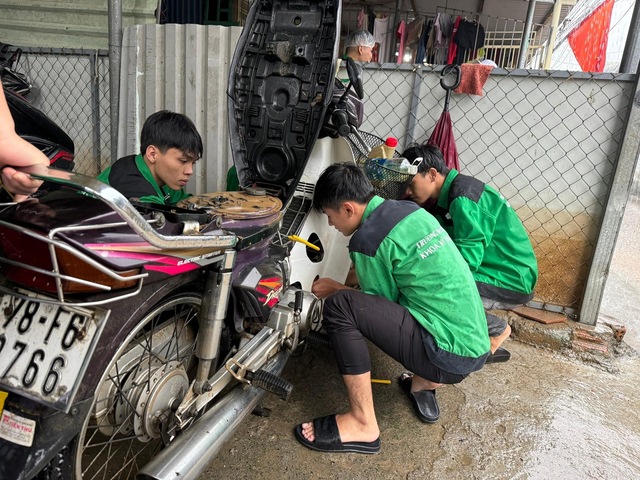 Nghĩa cử đẹp của nhóm sinh viên sửa xe miễn phí giúp dân sau lũ - Ảnh 1. Nghĩa cử đẹp của nhóm sinh viên sửa xe miễn phí giúp dân sau lũ - Ảnh 1.