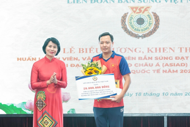 Phạm Quang Huy nhận thưởng lớn, HLV Hoàng Xuân Vinh tận tình nhắn nhủ học trò - Ảnh 2.