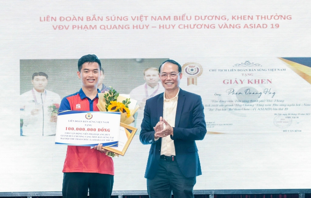 Phạm Quang Huy nhận thưởng lớn, HLV Hoàng Xuân Vinh tận tình nhắn nhủ học trò - Ảnh 1.