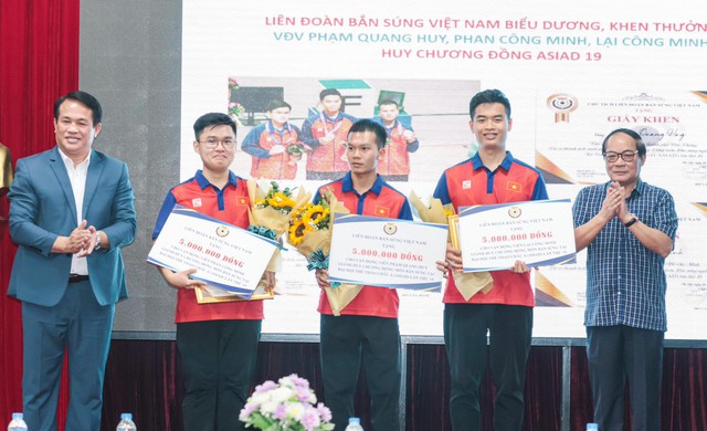 Phạm Quang Huy nhận thưởng lớn, HLV Hoàng Xuân Vinh tận tình nhắn nhủ học trò - Ảnh 3.